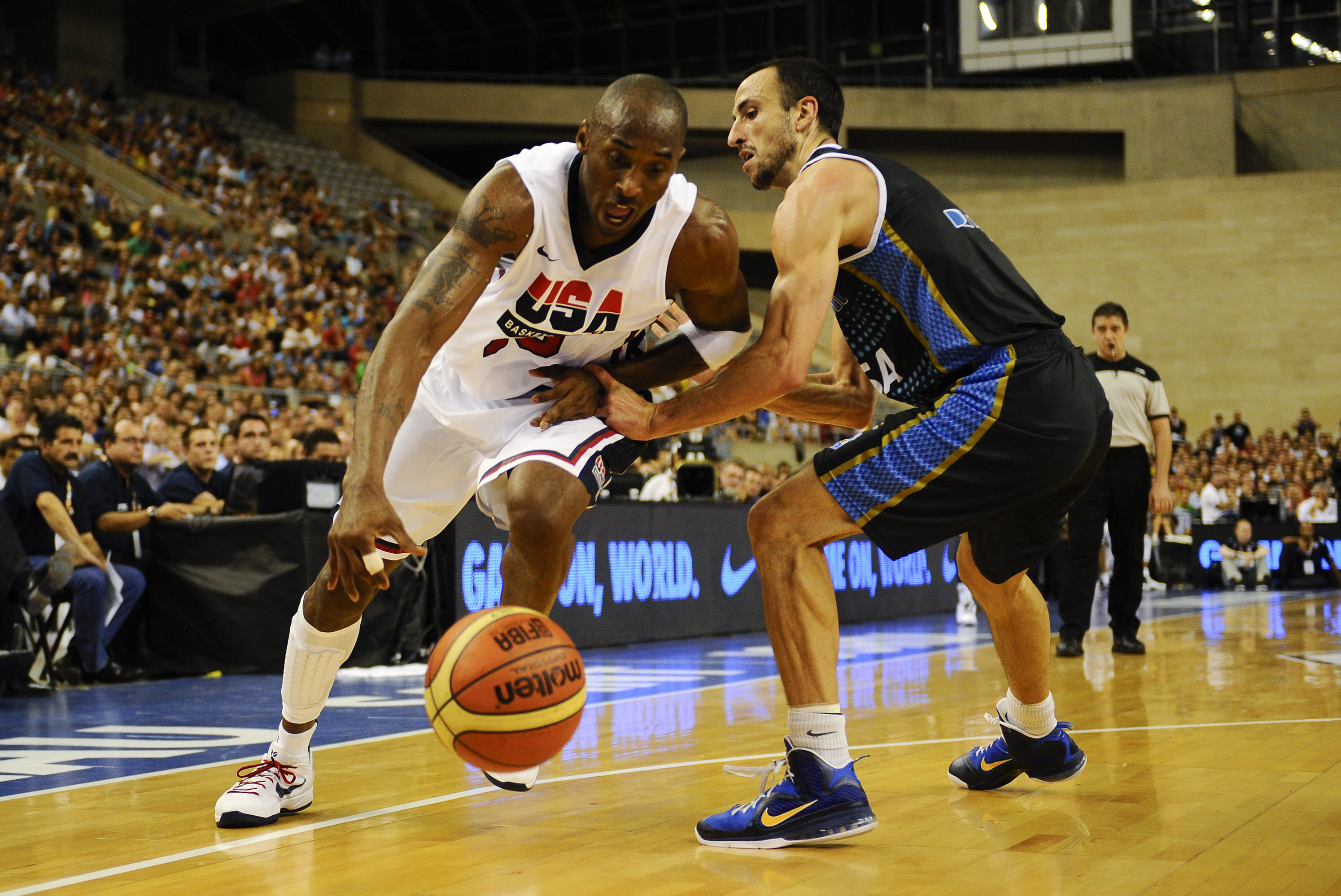 We got basketballs. Аргентинский баскетболист. Kobe Olimpic moment. USA 2012 Kobe. Kobe Bryant Olympic photo.